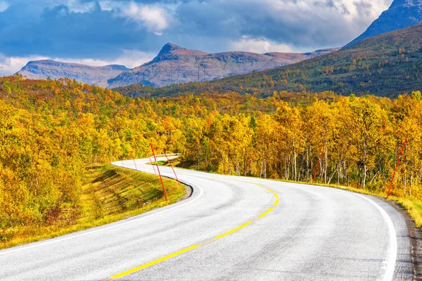 秋の間 ノルウェーのロフテン島の山の美しい景色を通して風光明媚なアスファルトの道路 ロードトリップ 冒険の概念 — ストック写真