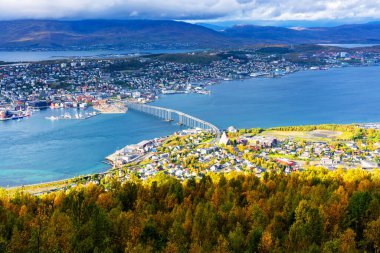 Kuzey Norveç 'teki Tromso kasabasının güzel sonbahar manzarasının en güzel manzarası - popüler kuzey ışığı turizm beldesi