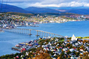 TROMSO, NORway - 5 Eylül 2019: Kuzey Norveç 'teki Tromso kasabasının güzel sonbahar manzarasının üst görüntüsü - popüler kuzey ışığı turizm beldesi