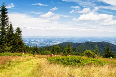 Beskid Dağları 'nın panoramik manzarası Blatnia, Polonya' nın tepesinden