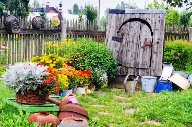 Bahçeler ve çiçekler bahçelerde.