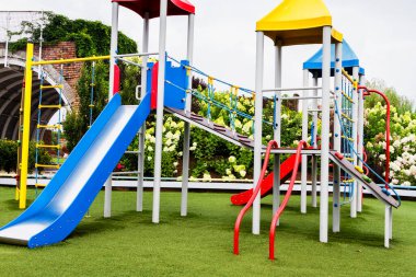 Yeşil çimenli çocuk parkı