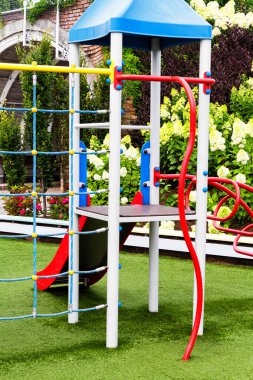 Yeşil çimenli çocuk parkı