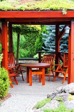 Sandalyeler ve masa bir bahçe pavillon veya çardak, Polonya