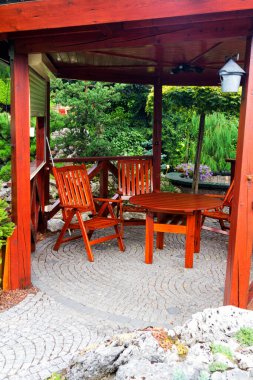 Sandalyeler ve masa bir bahçe pavillon veya çardak, Polonya