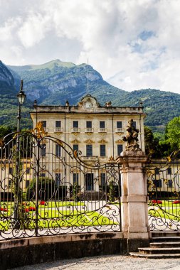 TREMEZZZO, ITALY - 07 Ağustos 2014 'te İtalya' nın Tremezzo kenti yakınlarındaki Villa La Quiete. Villa La Quiete, Como Gölü 'ndeki düzinelerce zengin köşkten biri..