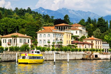 TREMEZZZO, İtalya - 09 Ağustos 2014 'te İtalya' nın Lombardiya kentindeki Como Gölü kıyısındaki Tremezzo kasabasının panoramik manzarası.