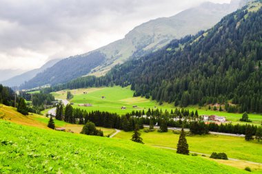 Dağların manzarası ve Grigioni kantonuna ait küçük bir köy..