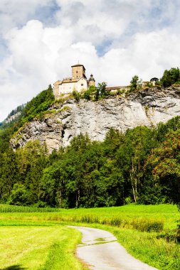 İsviçre Alplerinde dağ yamacında bir kale.