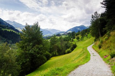 İsviçre 'deki Alp dağları boyunca uzanan kumlu yol.