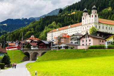 DISENTIS -MUSTER, SWitzERLAND - 10 Ağustos 2014 'te İsviçre Alplerindeki Benediktin manastırı, Disentis -Muster, İsviçre. Manastır 1696 ve 1712 yılları arasında inşa edildi..