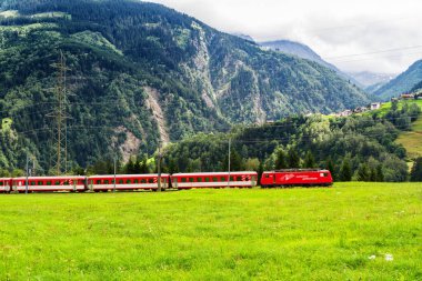St. Moritz 'den Zermatt' a giden İsviçre 'deki yüksek dağlık vadiden geçen kırmızı tren..