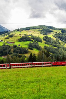 St. Moritz 'den Zermatt' a giden İsviçre 'deki yüksek dağlık vadiden geçen kırmızı tren..