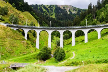 Disentis 'teki dağ yolu. St. Moritz 'den Zermatt' a giden buzul ekspres yolunun bir parçasıdır..