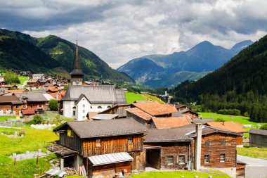 TÜJETSCH, SWitzerland - 15 Ağustos: Bir vadideki tipik bir İsviçre köyü manzarası. Tujetsch, İsviçre 15 Ağustos 2014.