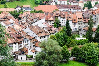 Fribourg 'un eski şehri İsviçre' nin en iyi korunan şehirlerinden biridir. Kırmızı kiremit çatılar, dar sokaklar, birbirine yakın ortaçağ kasaba evleri var..