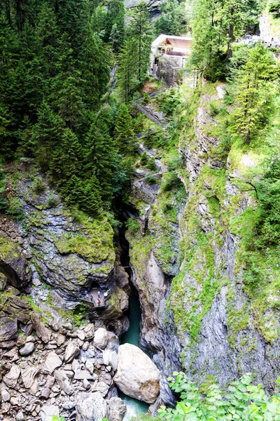 スイスアルプスの狭い隙間を流れる水 — ストック写真