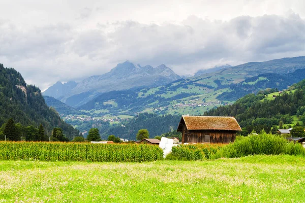 Casa Madeira Entre Montanhas Alpes Suíça — Fotografia de Stock