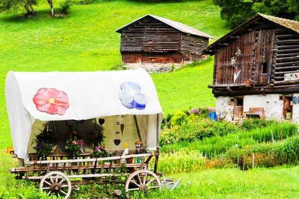 Chariot Décoratif Dans Des Villages Montagne Suisses — Photo