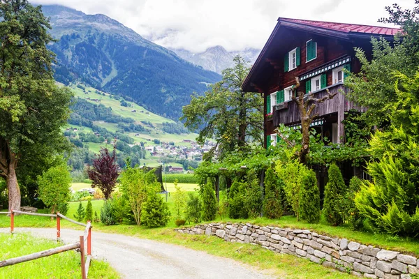 Süslemeleri Çiçekleri Olan Tipik Sviçre Ahşap Evi Sviçre — Stok fotoğraf