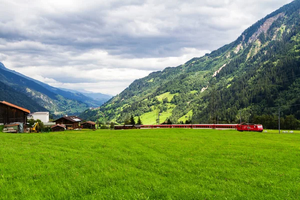 Comboio Vermelho Expresso Glaciar Que Atravessa Vale Alto Montanha Suíça — Fotografia de Stock