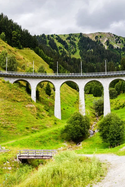Disentis 'teki dağ yolu. St. Moritz 'den Zermatt' a giden buzul ekspres yolunun bir parçasıdır..