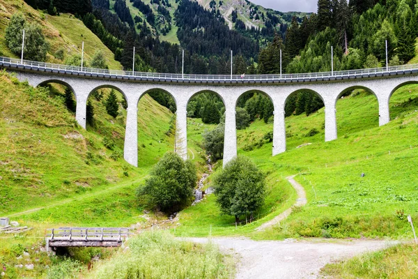 Disentis 'teki dağ yolu. St. Moritz 'den Zermatt' a giden buzul ekspres yolunun bir parçasıdır..