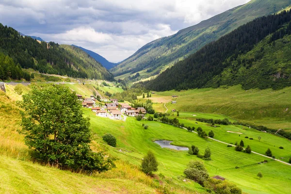 Vadideki Tipik Bir Sviçre Köyü Manzarası Sviçre Alpleri — Stok fotoğraf