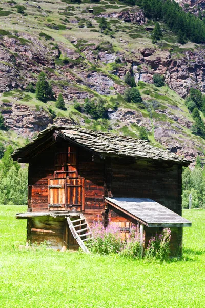 Holzschuppen Kleinen Bergdorf Den Schweizer Alpen — Stockfoto