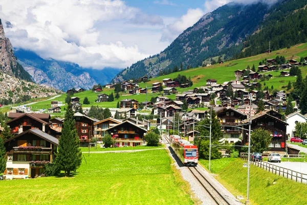 St. Moritz 'den Zermatt' a giden İsviçre 'deki yüksek dağlık vadiden geçen kırmızı tren..