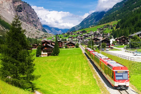 Czerwony Ekspresowy Lodowiec Pociąg Kursujący Przez Wysokogórską Dolinę Alpach Szwajcarskich — Zdjęcie stockowe