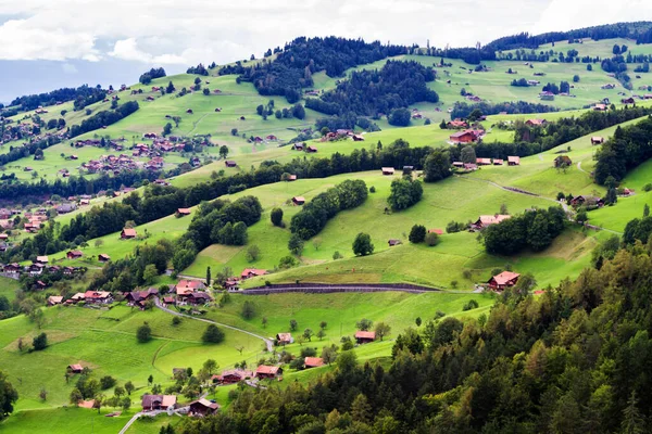 Wieś Górach Alpy Szwajcarskie — Zdjęcie stockowe