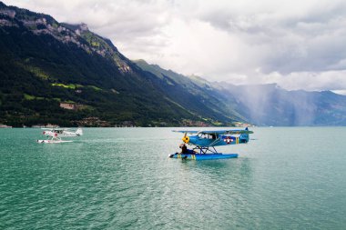 INTERLAKEN, SWitzERLAND - 18 Ağustos 2014: Interlaken, İsviçre yakınlarındaki Brienz Gölü 'nde deniz uçağı.