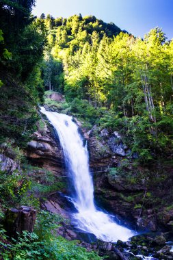 Brienz Gölü yakınlarındaki Giessbach şelalesi, Bernese Oberland, İsviçre