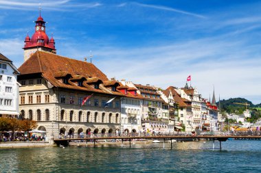 LUCERNE, SWitzERLAND - Ağustos 2014: Lucerne, İsviçre 'de nehir kenarı, 17 Ağustos 2015. Lucerne, Şapel Köprüsü Kapellbrucke ile ünlüdür.