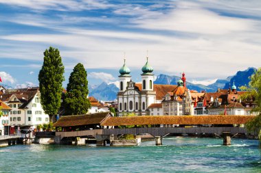 Reuss 'taki Mill Köprüsü' nün orijinal tarihi 1408 'dir ve diğer yapılar İsviçre' nin Lucerne şehrinde bulunmaktadır..