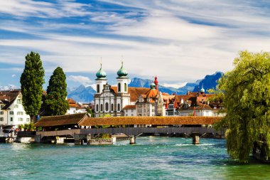 Reuss 'taki Mill Köprüsü' nün orijinal tarihi 1408 'dir ve diğer yapılar İsviçre' nin Lucerne şehrinde bulunmaktadır..