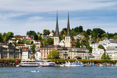 LUCERNE, SWitzERLAND - 16 SEP 2014: Lucerne Gölü 'nün karşısındaki şehre bakın. İsviçre Alpleri yakınlarındaki Lucerne Gölü kıyısındaki konumu nedeniyle uzun zamandır turistler için bir tatil yeri olmuştur.