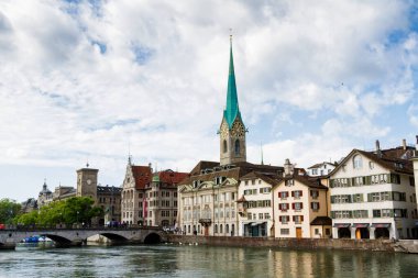ZURİH, SWitzERLAND - 25 Ağustos 2014 'te İsviçre' nin Zürih kentindeki Limmat Nehri ve ünlü Zürih kiliselerinin manzarası. Zürih İsviçre 'nin en büyük şehri ve ana ekonomik merkezidir..