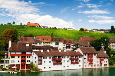 İsviçre, Eglisau Riverside 'da rahat binalar ve güzel doğa