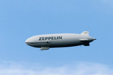 FRIEDRICHSHAFEN, GERMANY - 19 AĞUSTOS: Zeppelin zeplini 19 Ağustos 2014 'te Friedrichschafen, Almanya' da gökyüzünde.