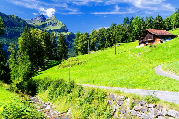 İsviçre Alpleri arasındaki ahşap ev..