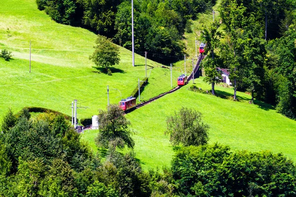 Schweiziska Alpina Kugghjulståg Klättrar Upp Till Pilatus Berg Nära Lucerne — Stockfoto