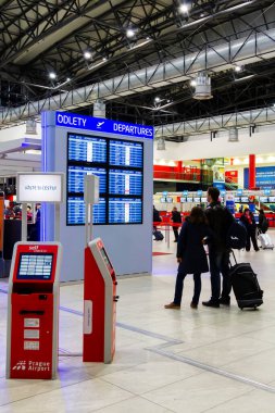 PRAG, CZECH REPUBLIC - 9 Kasım 2014: Çek Cumhuriyeti Prag Ruzyne uluslararası havaalanında kendi kendini kontrol makinesi.