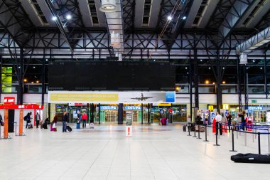 PRAG, CZECH Cumhuriyet - 9 Kasım 2015 tarihinde Vaclav Havel Havalimanı Prag 'ın kalkış salonu. Prag Havaalanı Çek Cumhuriyeti 'nin en önemli uluslararası havaalanının işletmecisidir.