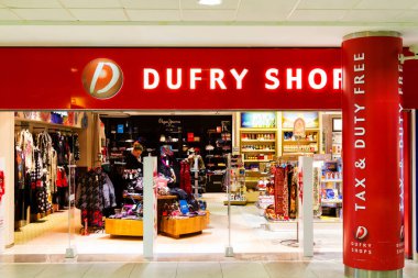 PRAG, CZECH REPUBLIC - NOV 08: Prag 'da 8 Kasım 2014' te Duty Free shop. Çek Cumhuriyeti vergisiz mağazaları, belirli yerel veya ulusal vergi ve vergilerin ödenmesinden muaf olan perakende satış mağazalarıdır.