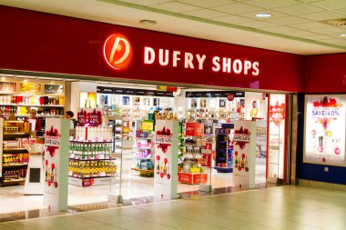 PRAG, CZECH REPUBLIC - NOV 08: Prag 'da 8 Kasım 2014' te Duty Free shop. Çek Cumhuriyeti vergisiz mağazaları, belirli yerel veya ulusal vergi ve vergilerin ödenmesinden muaf olan perakende satış mağazalarıdır.