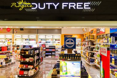 PRAG, CZECH REPUBLIC - NOV 08: Prag 'da 8 Kasım 2014' te Duty Free shop. Çek Cumhuriyeti vergisiz mağazaları, belirli yerel veya ulusal vergi ve vergilerin ödenmesinden muaf olan perakende satış mağazalarıdır.