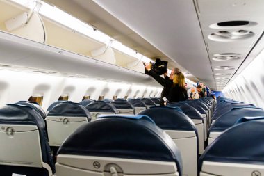 PRAG, CZECH REPUBLIC - Kasım 08, 2014: Prag, Çek Cumhuriyeti 'nde Embraer 190 gemisinde. Uçak Prag 'dan Amsterdam' a KLM Royal Dutch Airlines ile kalkışa hazır.