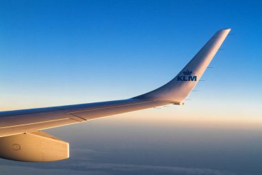 AMSTERDAM, NETHERLANDS - NOVEMBER 08: Kraliyet Hollanda Havayolları uçağı Embraer 190, 8 Kasım 2014 tarihinde Amsterdam, Hollanda 'daki Schiphol havaalanına yaklaşıyor..